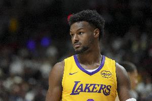 不让打了？布朗尼首节4分钟2中2拿到5分 随后被摁到板凳席...